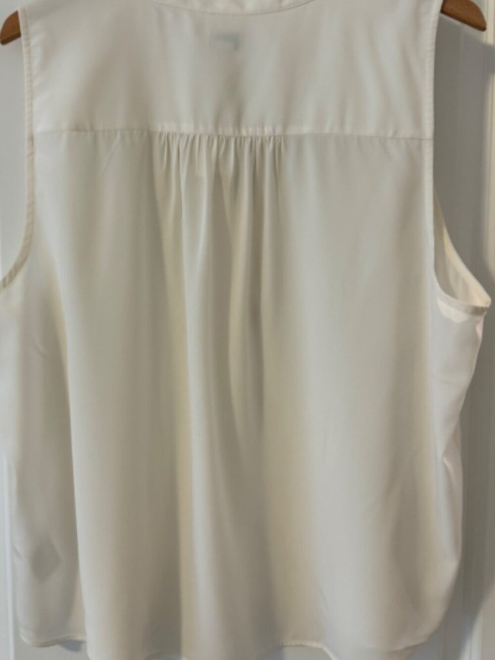 Sleeveless V-neck popover top - Picture 4 of 4